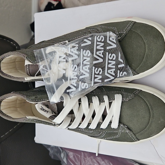 Womens Shoes - Picture 2 of 4